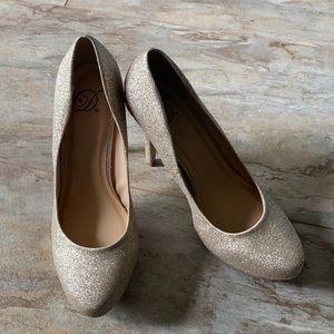 Derek Heart gold glitter pumps